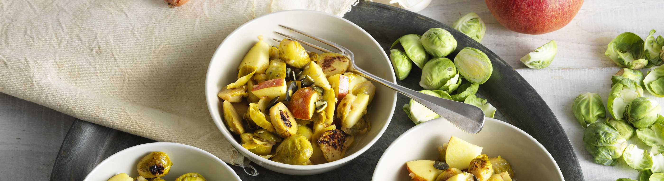 Ensalada templada de coles de Bruselas con zumo de manzana