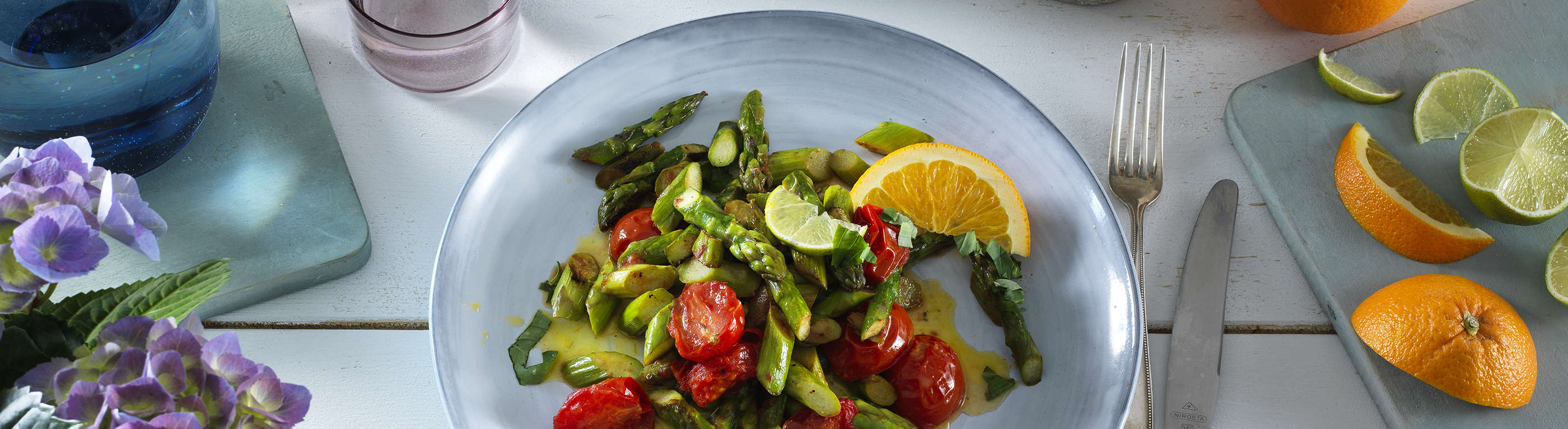 Green asparagus and tomato salad